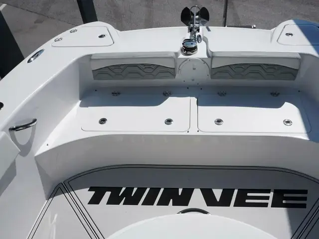 Twin Vee Boats 28 GFX CC