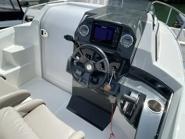 Quicksilver Activ 555 Cabin