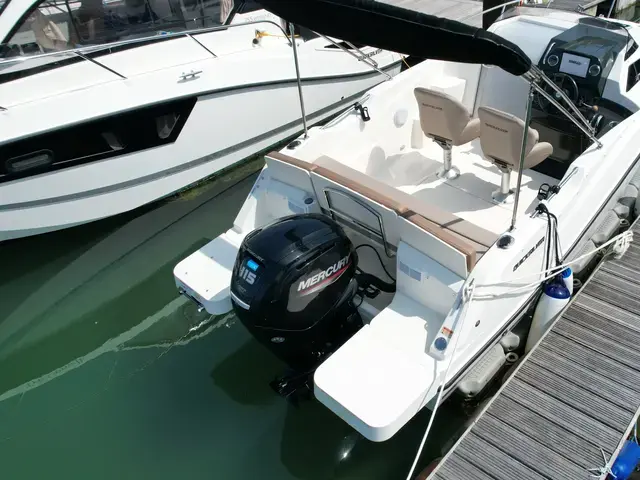 Quicksilver Activ 555 Cabin