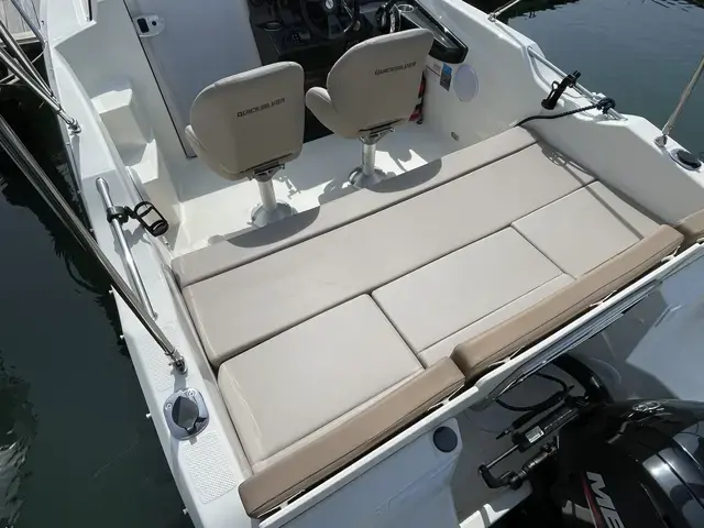 Quicksilver Activ 555 Cabin