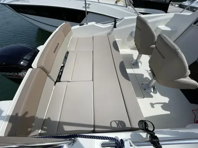 Quicksilver Activ 555 Cabin