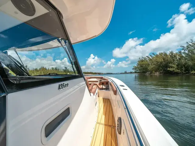 Everglades Boats 435 CC