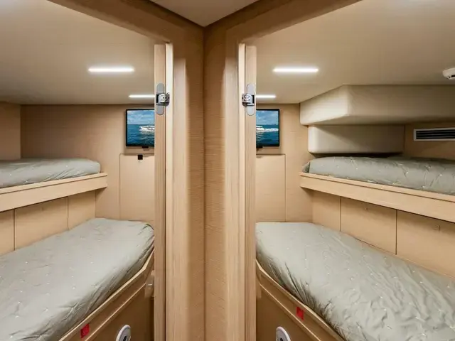 Ferretti Yachts 920