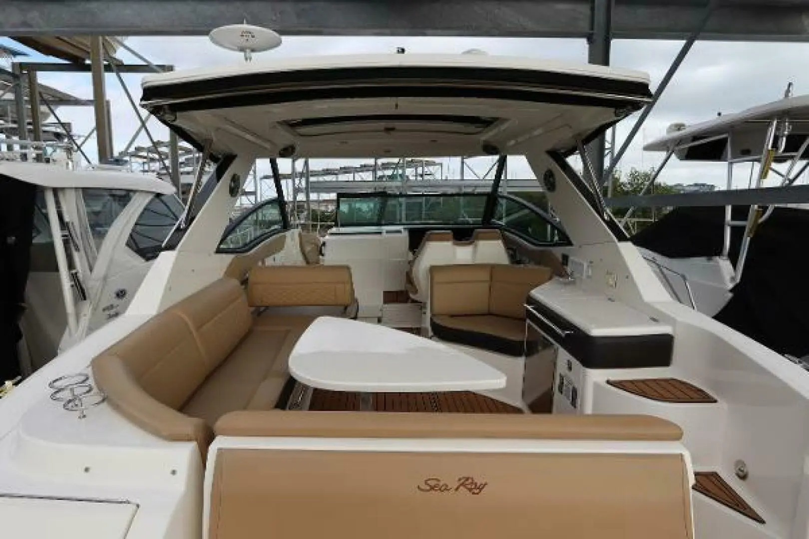 2019 Sea Ray 320 sundancer