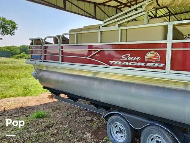 Sun Tracker Fishin' Barge 20 Dlx