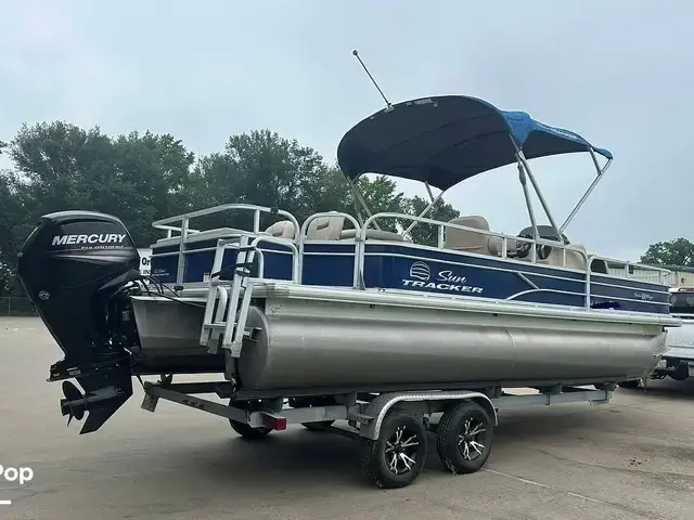 Sun Tracker Fishin' Barge 22 Dlx