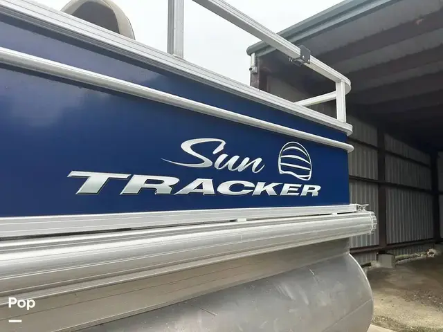 Sun Tracker Fishin' Barge 22 Dlx