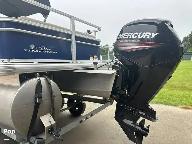 Sun Tracker Fishin' Barge 22 Dlx