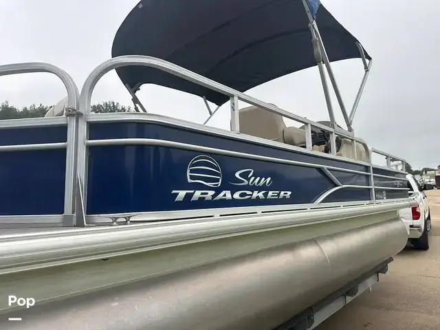 Sun Tracker Fishin' Barge 22 Dlx