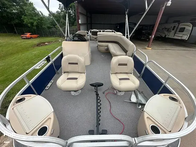 Sun Tracker Fishin' Barge 22 Dlx