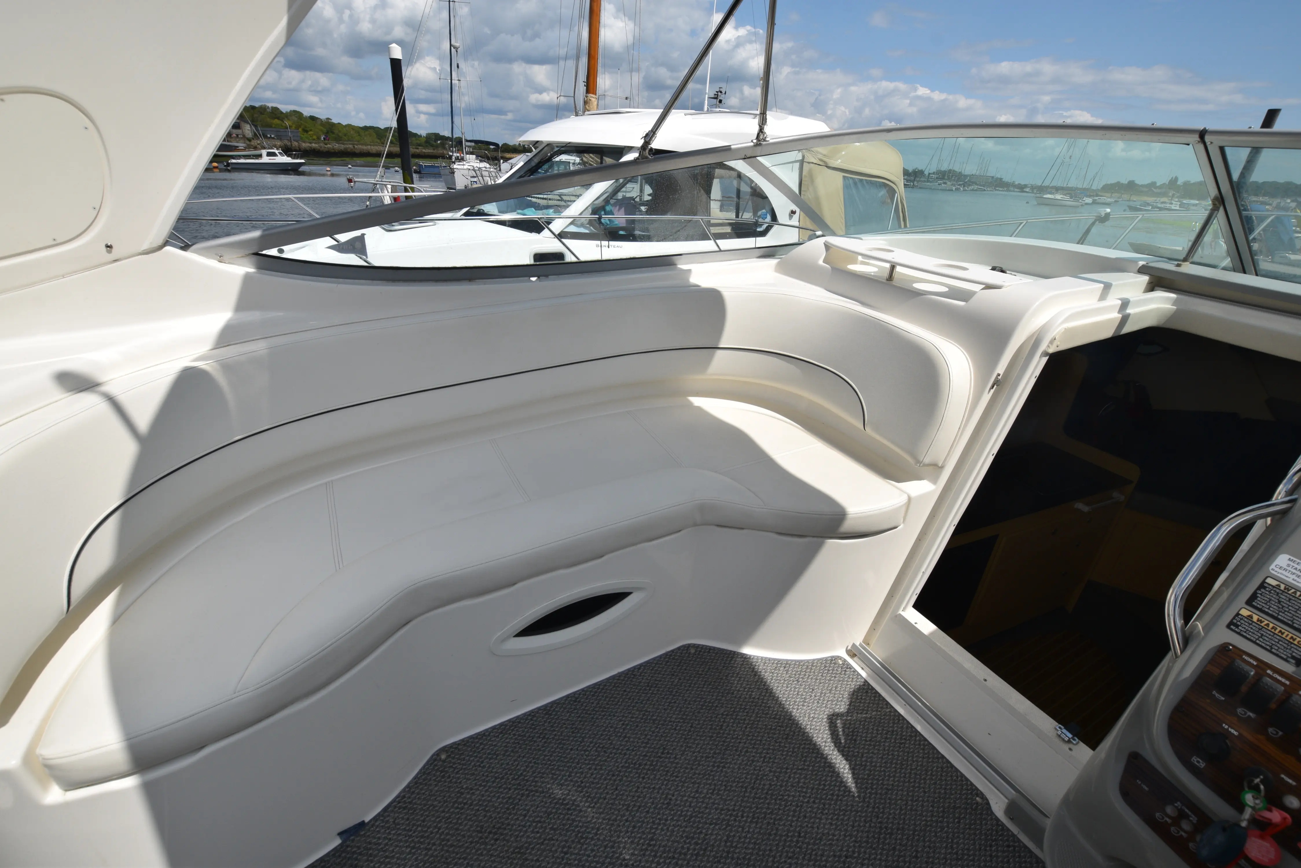 2011 Bayliner 315 sports cruiser