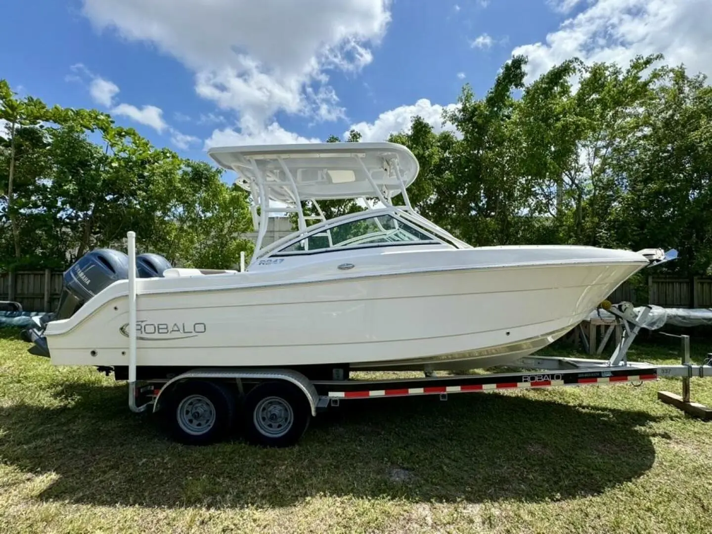 2021 Robalo r247 dual console