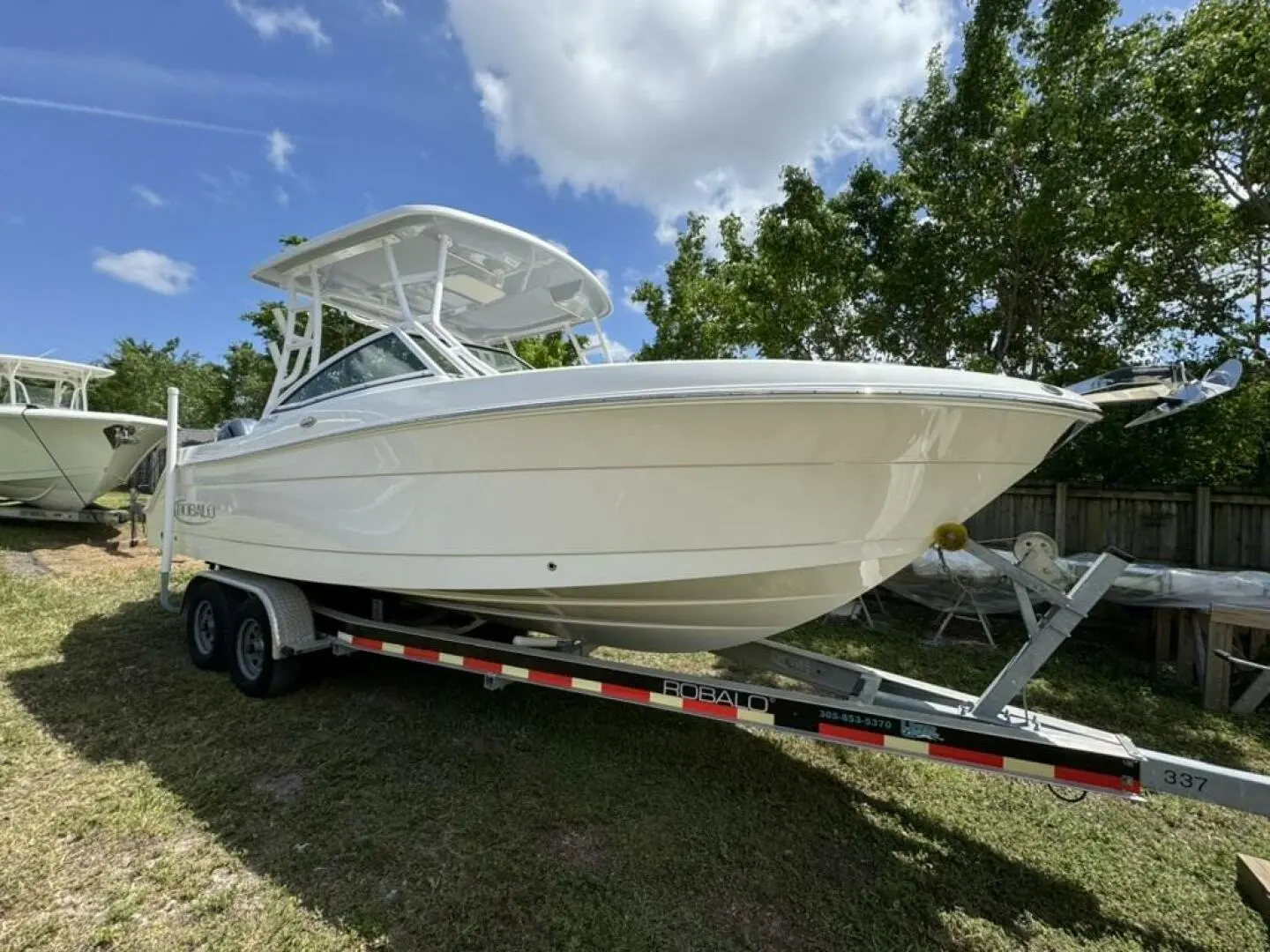 2021 Robalo r247 dual console