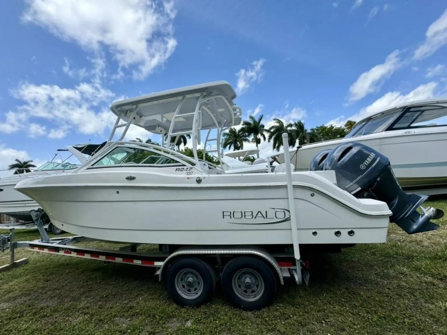 2021 Robalo r247 dual console