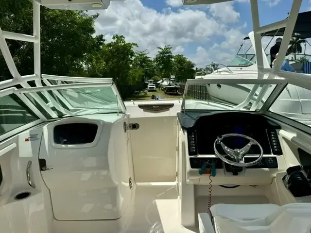 Robalo R247 Dual Console