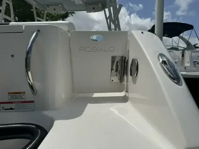 Robalo R247 Dual Console