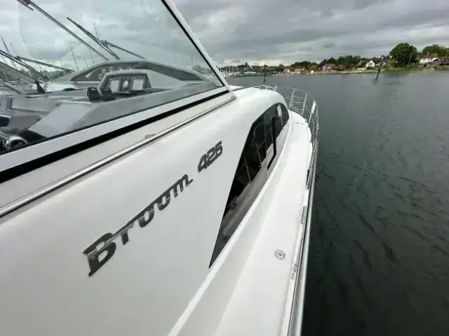 Broom Boats 425