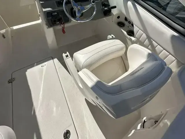 Robalo R247 DC