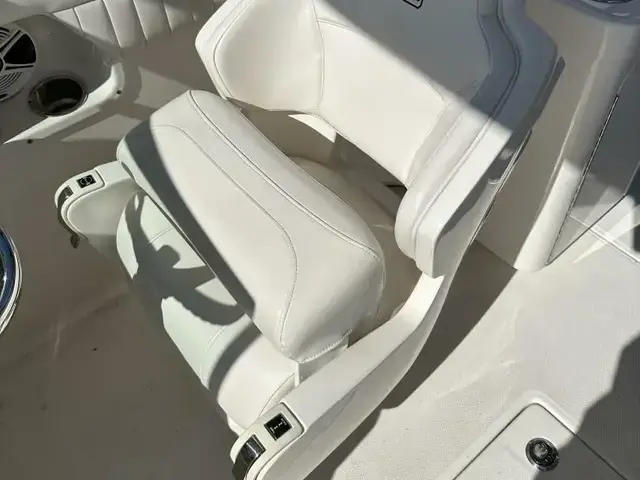 Robalo R247 DC