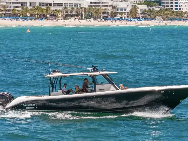 Everglades Boats 435 CC