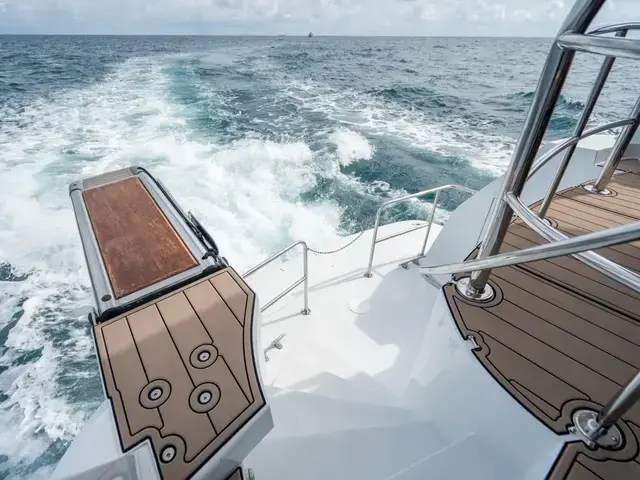 Hatteras Sport Deck Motor Yacht