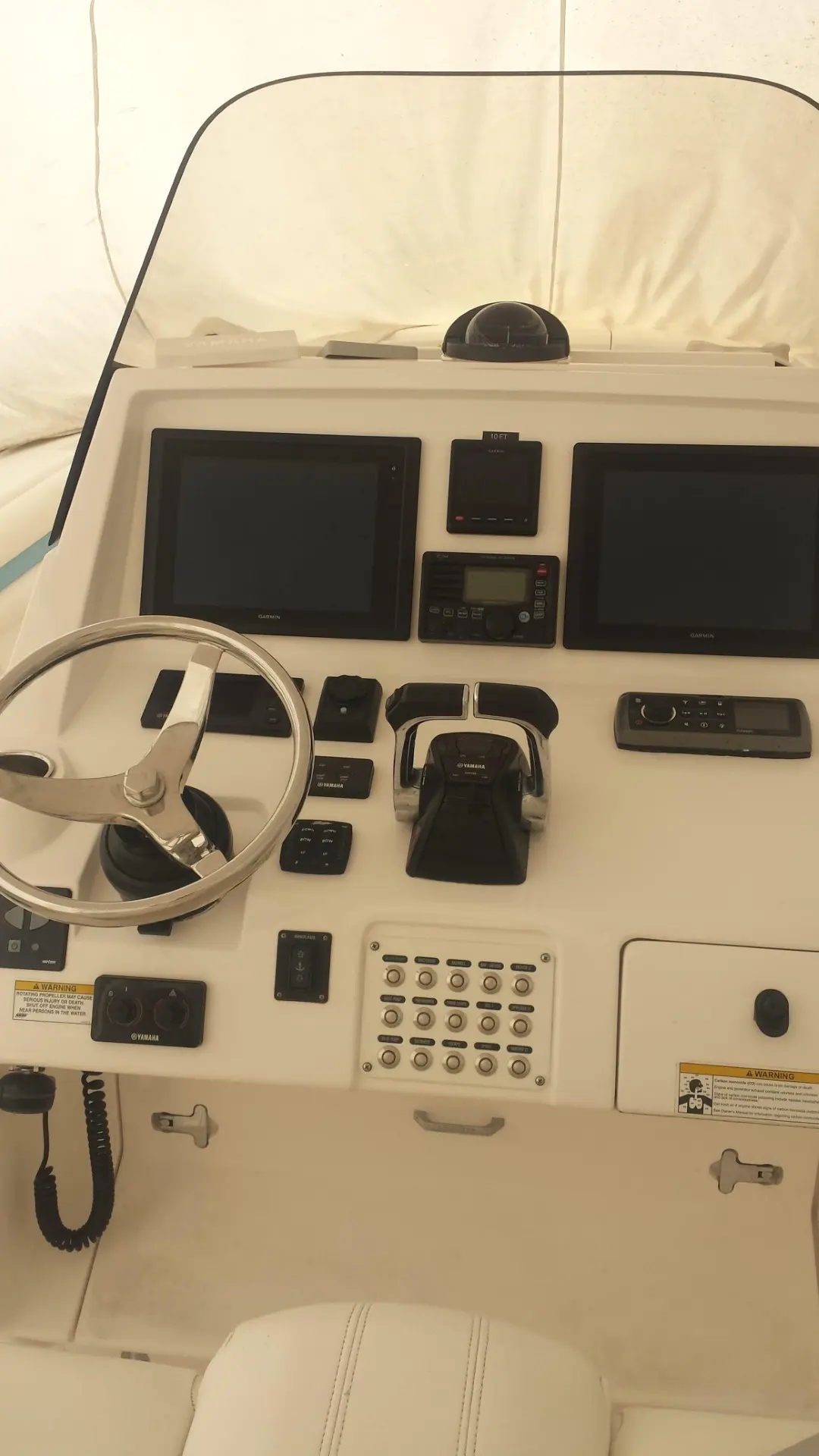 2014 Intrepid 327 center console