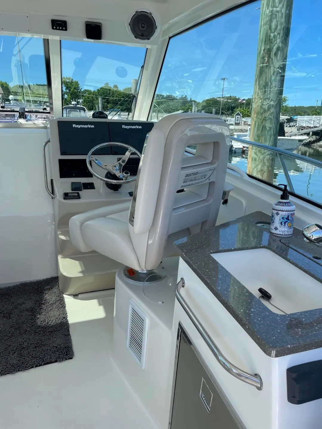 2018 Boston Whaler 345 conquest