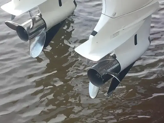 Intrepid 327 Center Console