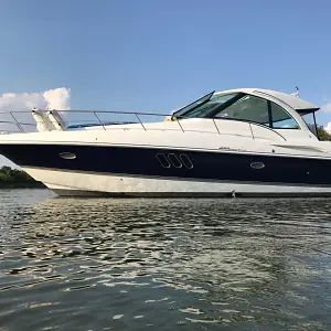 2010 Cruisers Yachts 42 Sport Coupe