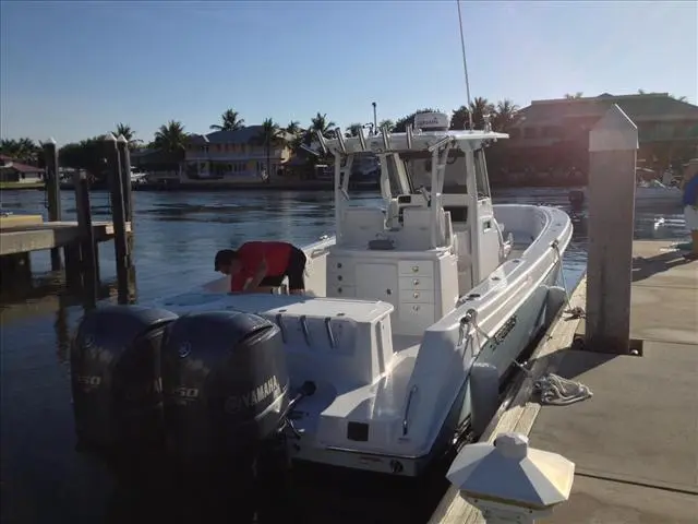 2012 Everglades Boats 325 cc