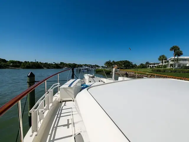 Hatteras 72 Cockpit Motoryacht