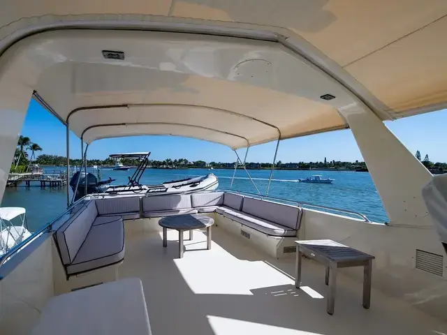 Hatteras 72 Cockpit Motoryacht