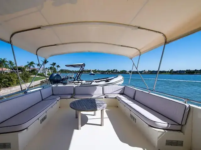 Hatteras 72 Cockpit Motoryacht