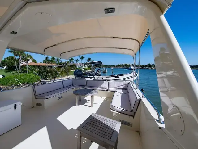 Hatteras 72 Cockpit Motoryacht