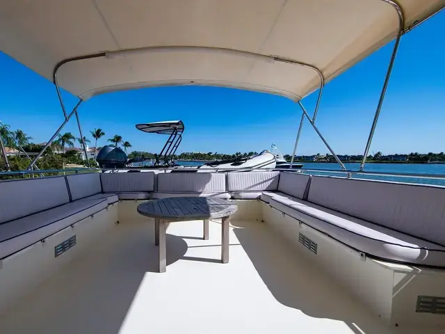 Hatteras 72 Cockpit Motoryacht