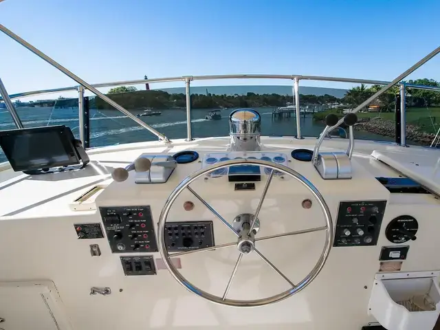 Hatteras 72 Cockpit Motoryacht