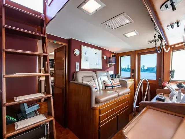 Hatteras 72 Cockpit Motoryacht