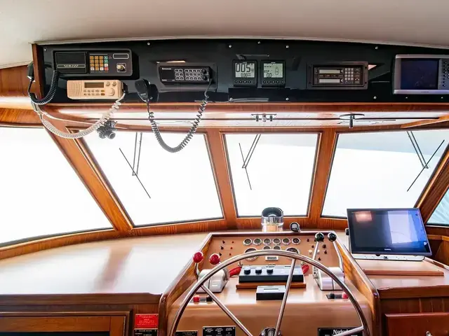 Hatteras 72 Cockpit Motoryacht