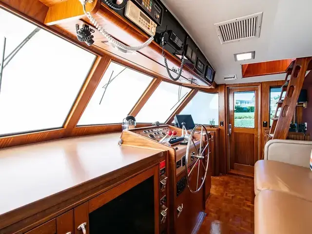 Hatteras 72 Cockpit Motoryacht