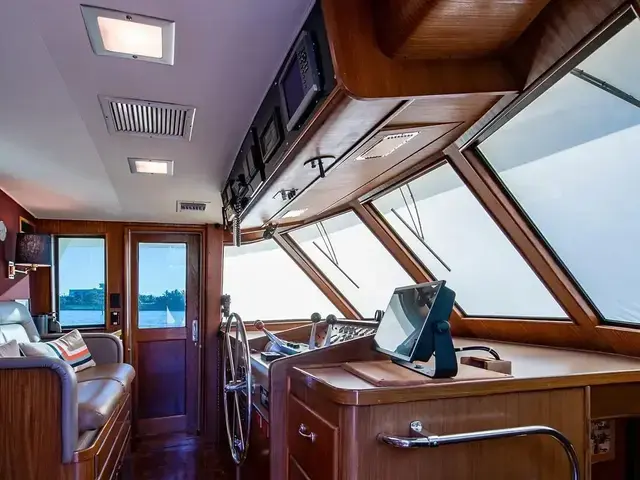 Hatteras 72 Cockpit Motoryacht