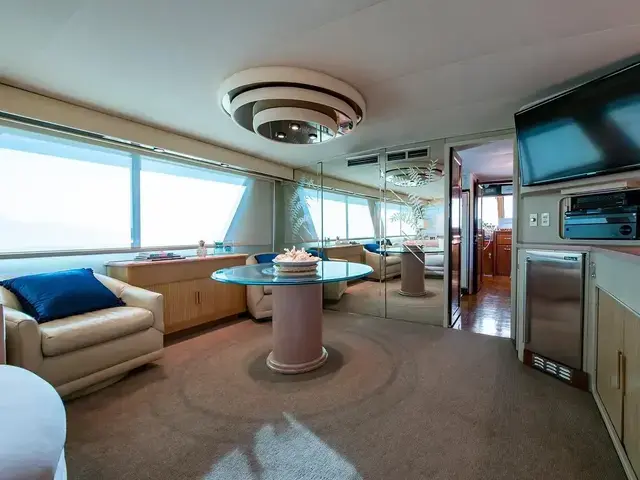 Hatteras 72 Cockpit Motoryacht