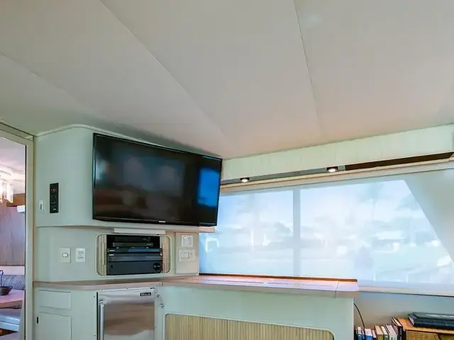 Hatteras 72 Cockpit Motoryacht