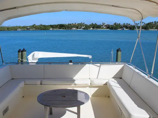 Hatteras 72 Cockpit Motoryacht