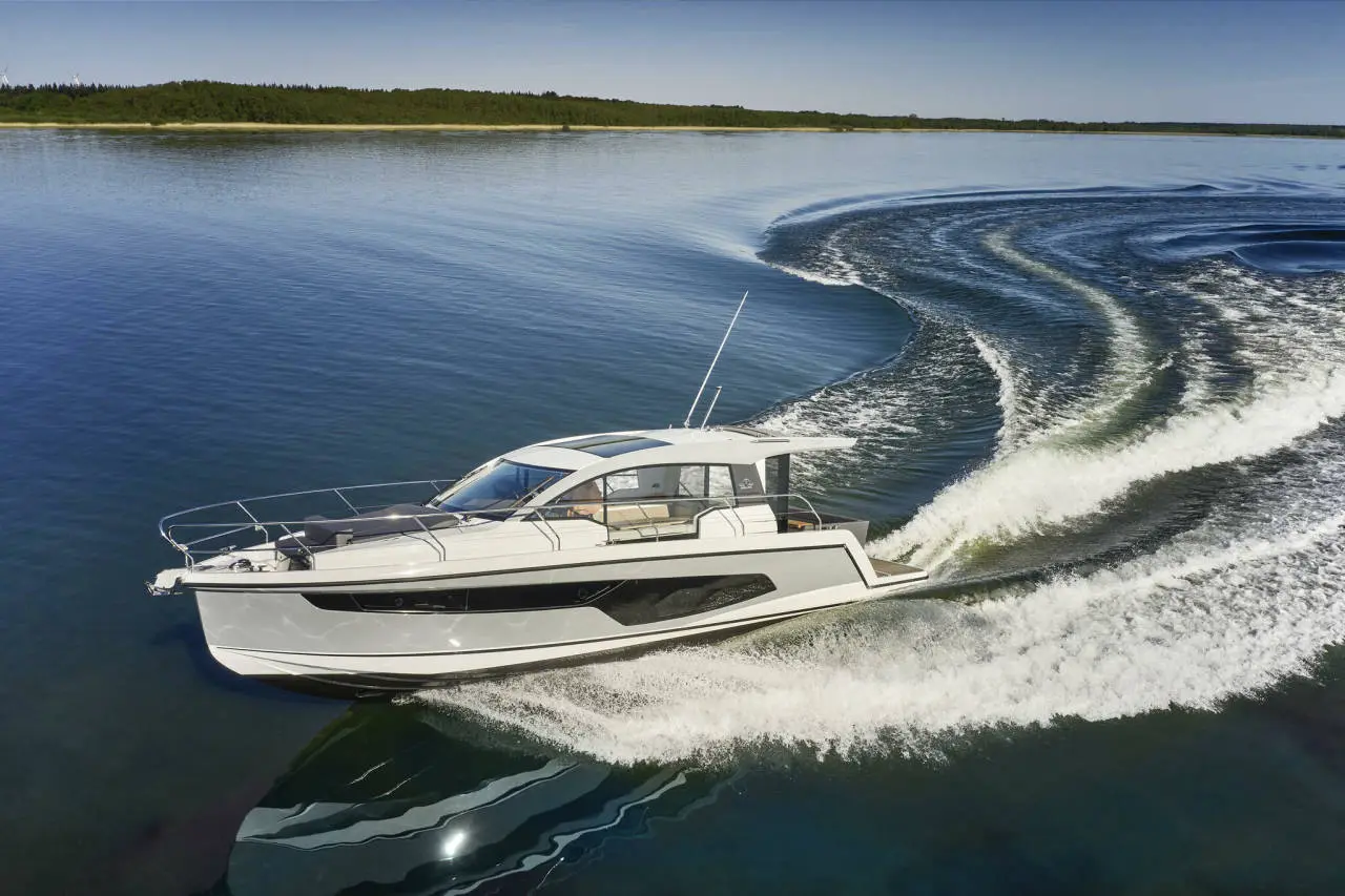 2025 Sealine c335