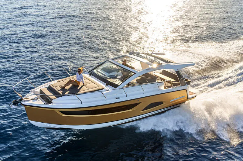 2025 Sealine s390