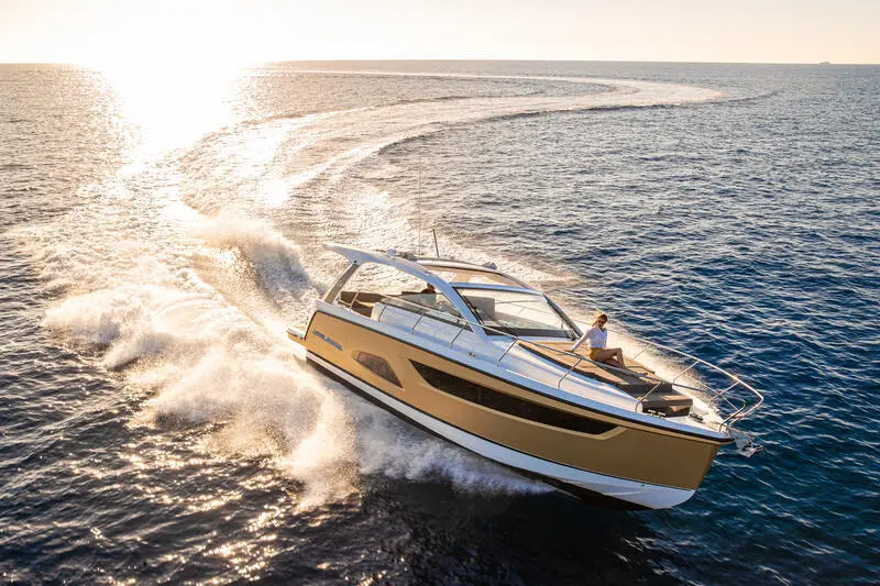 2025 Sealine s390