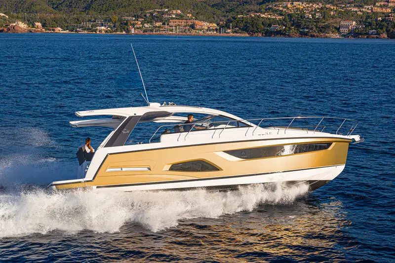 2025 Sealine s390