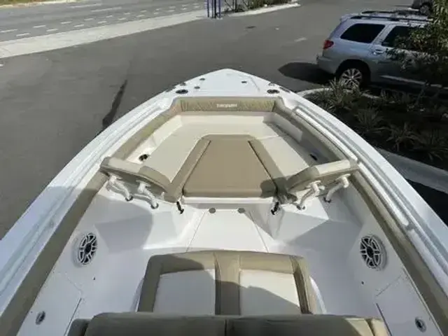 Everglades Boats 235 CC