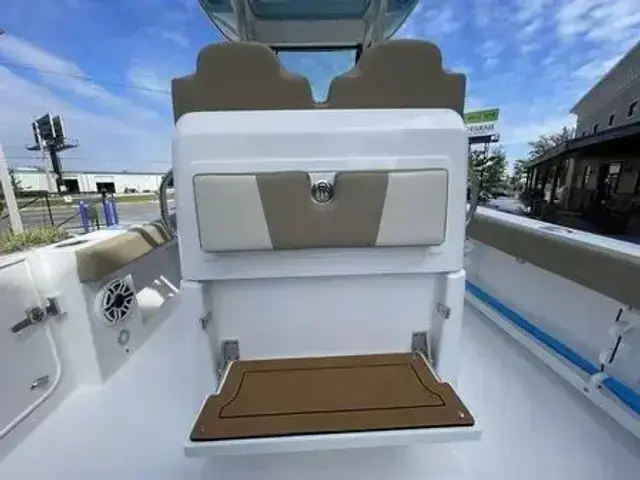 Everglades Boats 235 CC