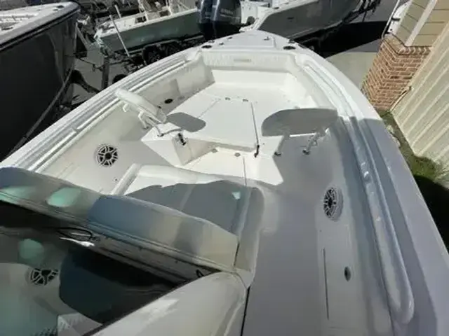 Everglades Boats 235 CC